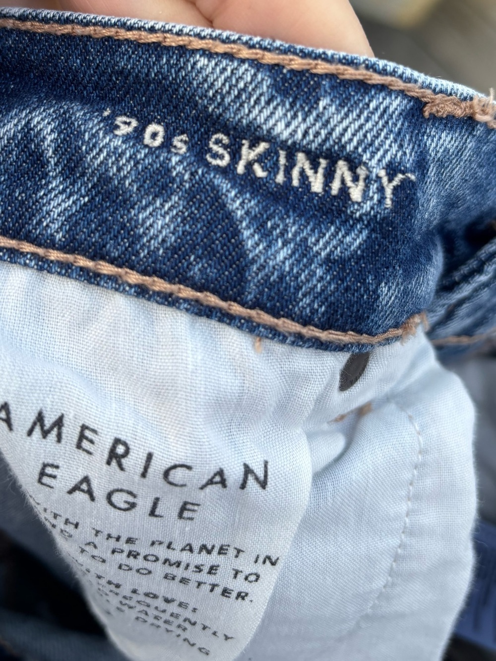 American Eagle AE 90s Skinny Jeans Size 0 in EUC distressed denim - Picture 3 of 4